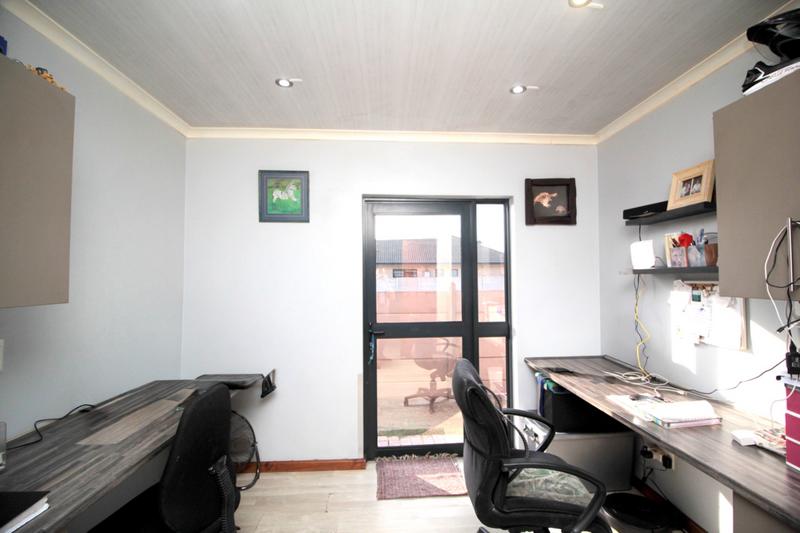 5 Bedroom Property for Sale in Fraaiuitsig Western Cape